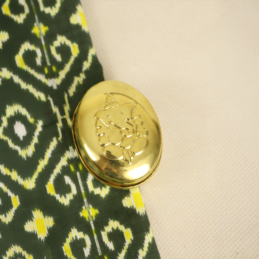 ढक्कन के साथ अंडाकार पीतल बॉक्स