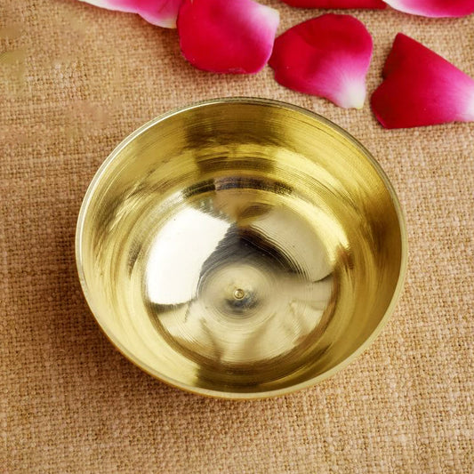 ढक्कन के साथ पीतल का प्रसाद कटोरा