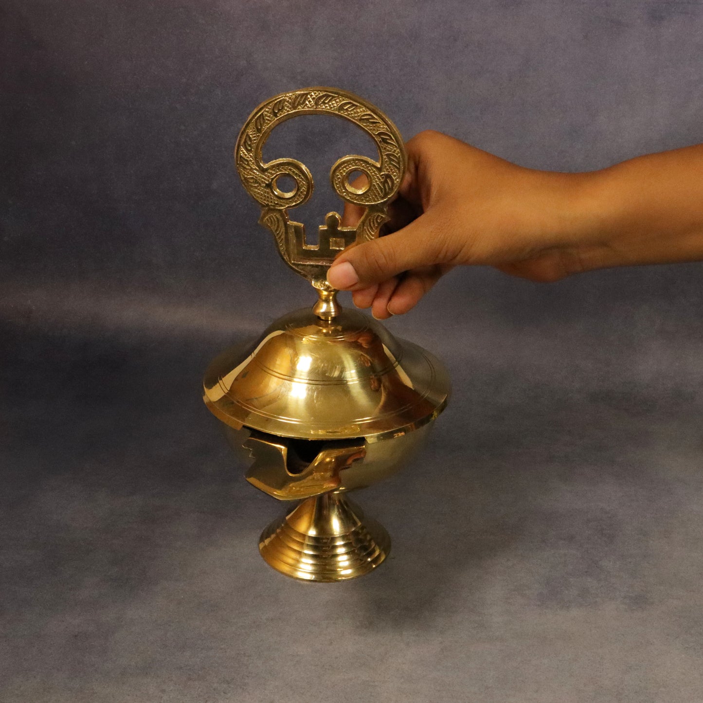 Brass OM Closed Diya-Big (Pital Aum Band Deepak Bada)