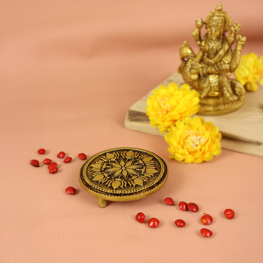 पीतल गोल कमल चौकी