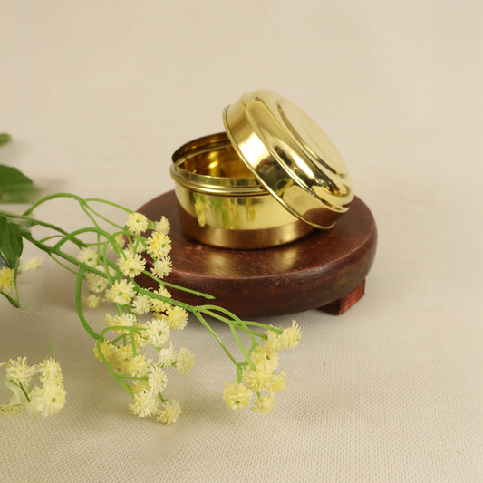 हस्तनिर्मित पीतल प्रसाद बॉक्स छोटा