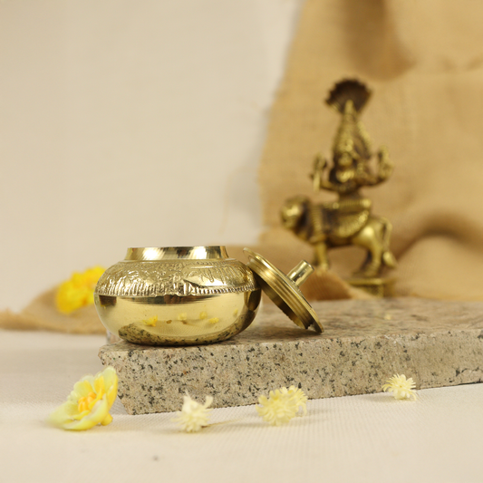 कुमकुम पीतल बॉक्स बर्तन के साथ