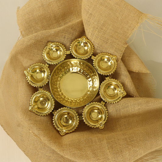 पीतल अंकित डिजाइन उर्ली दीया