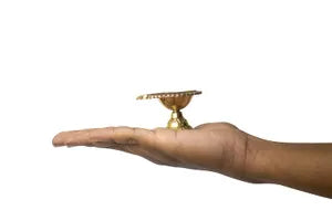 कुबेर दीया स्टैंड के साथ