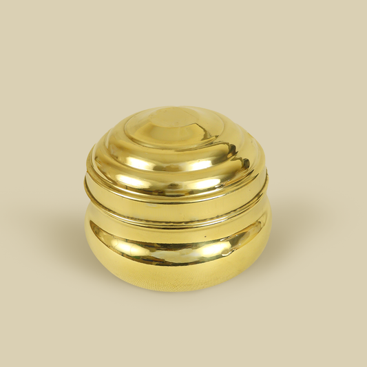 ढक्कन के साथ उभरा हुआ पीतल का बक्सा