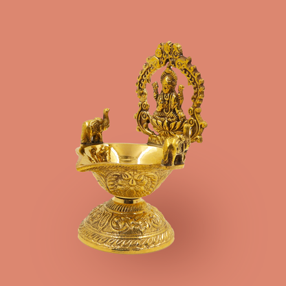 धन पूजा के लिए गजलक्ष्मी दीया