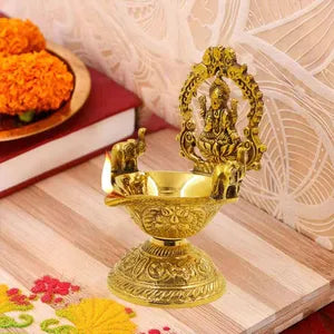 धन पूजा के लिए गजलक्ष्मी दीया