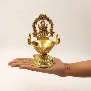 धन पूजा के लिए गजलक्ष्मी दीया