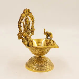 धन पूजा के लिए गजलक्ष्मी दीया