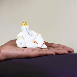 बैठे हुए सफेद गणेश डैशबोर्ड मूर्ति