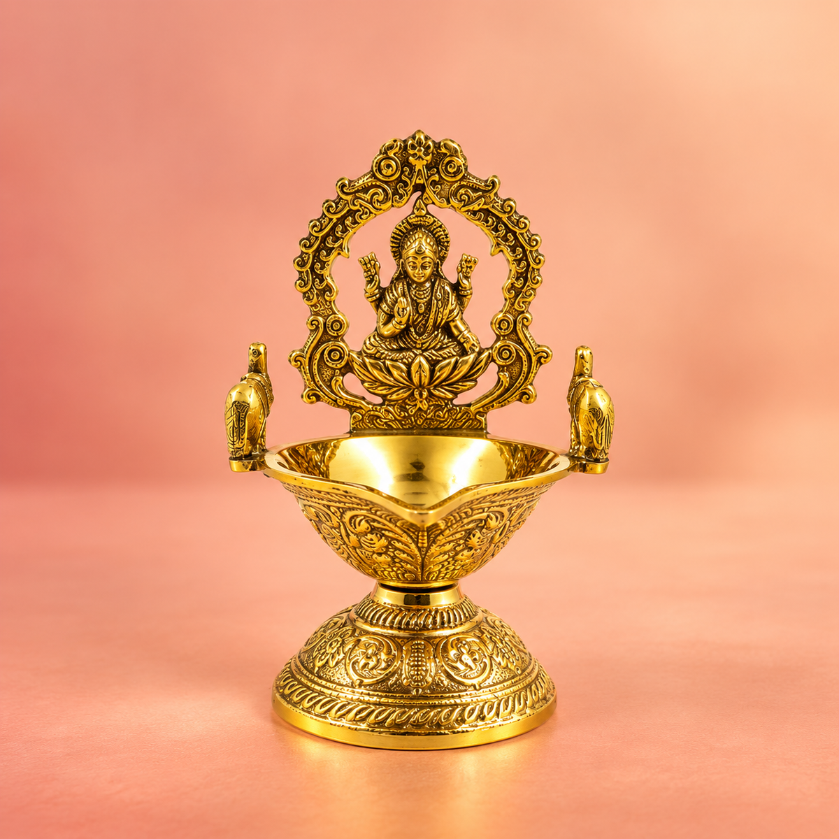 धन पूजा के लिए गजलक्ष्मी दीया