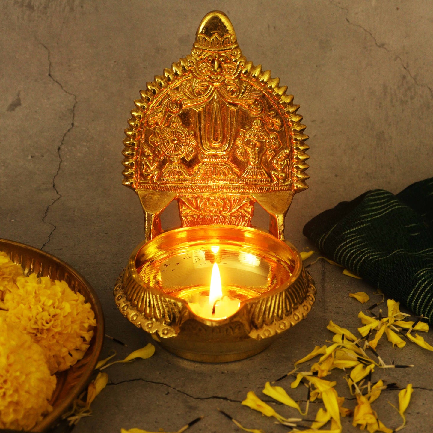 Kuber Shank Size-40 (Perumal Kuber Vilaku) (Pital Dhanpati Conch Deepak)